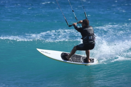 Kitesurfing South Bay with south wind and wave