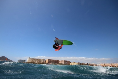 Windsurfing and kitesurfing at El Cabezo in El Medano Tenerife 09-03-2016