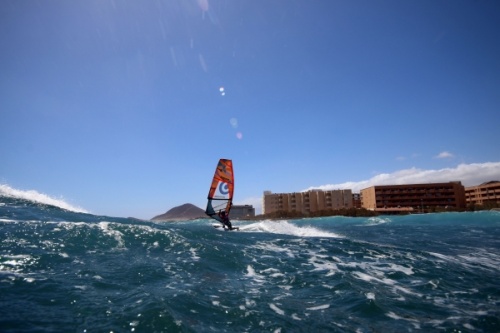 Windsurfing and kitesurfing at El Cabezo in El Medano Tenerife 16-09-2016
